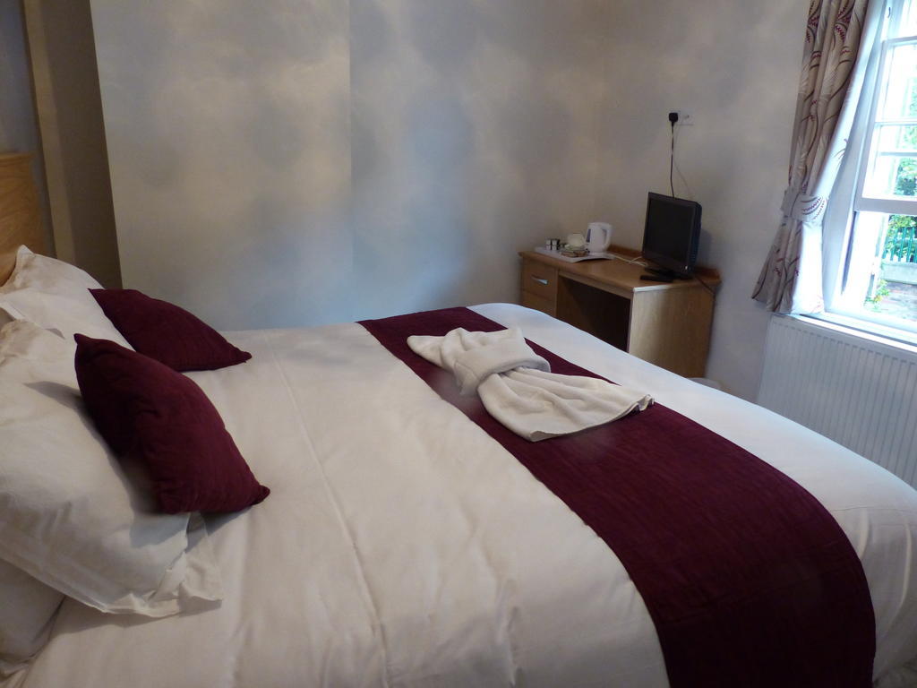 The Sun Inn Englefield Green Habitación foto