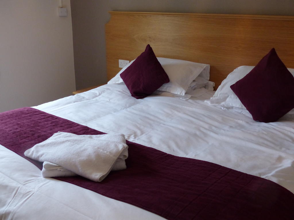 The Sun Inn Englefield Green Habitación foto