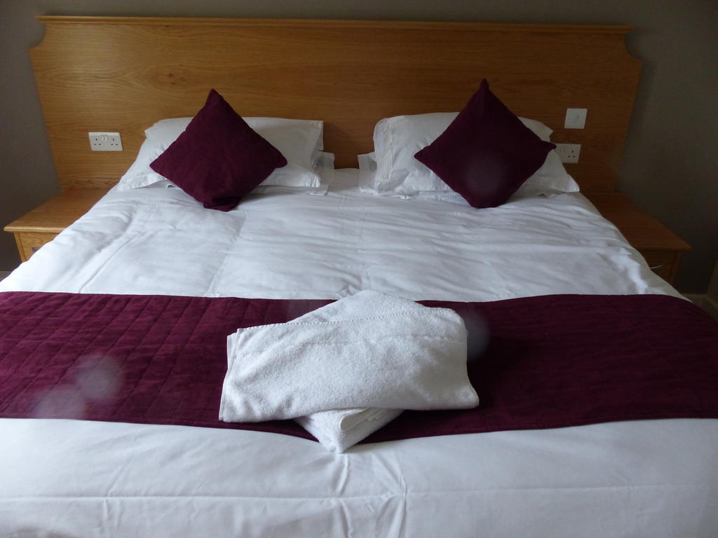 The Sun Inn Englefield Green Habitación foto